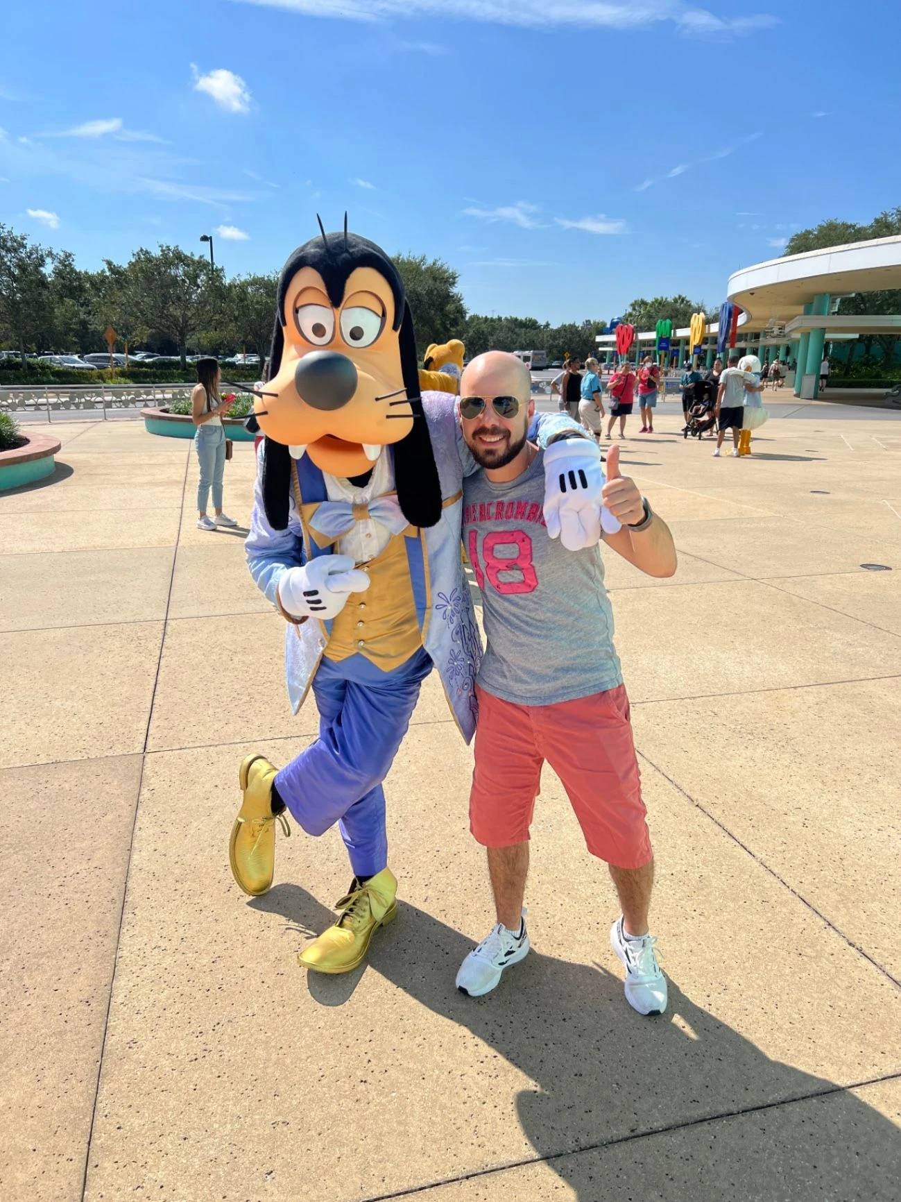 Asesor Disney junto a Goofy en un día soleado en Orlando
